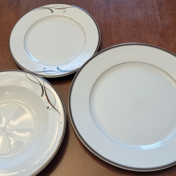 Mikasa Porcelain dinnerware - Picture 3 of 3